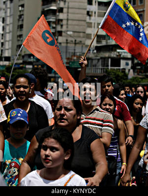 Caracas, Distrito Capital, Venezuela. 15 Apr, 2013. April 16, 2013. Anhänger von Henrique Capriles, fahren Sie mit den Protesten für die negativen Wahlergebnis, wo Nicolas Maduro war der Sieger. In der Innenstadt von Caracas, der Hauptstadt Venezuelas. Foto: Juan Carlos Hernandez Credit: Juan Carlos Hernandez/ZUMA Draht/Alamy leben Nachrichten Stockfoto