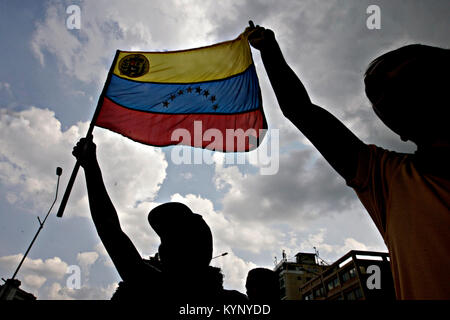 Caracas, Distrito Capital, Venezuela. 15 Jan, 2018. April 16, 2013. Anhänger von Henrique Capriles, fahren Sie mit den Protesten für die negativen Wahlergebnis, wo Nicolas Maduro war der Sieger. In der Innenstadt von Caracas, der Hauptstadt Venezuelas. Foto: Juan Carlos Hernandez Credit: Juan Carlos Hernandez/ZUMA Draht/Alamy leben Nachrichten Stockfoto