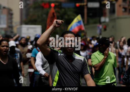 Caracas, Distrito Capital, Venezuela. 15 Apr, 2013. April 16, 2013. Anhänger von Henrique Capriles, fahren Sie mit den Protesten für die negativen Wahlergebnis, wo Nicolas Maduro war der Sieger. In der Innenstadt von Caracas, der Hauptstadt Venezuelas. Foto: Juan Carlos Hernandez Credit: Juan Carlos Hernandez/ZUMA Draht/Alamy leben Nachrichten Stockfoto