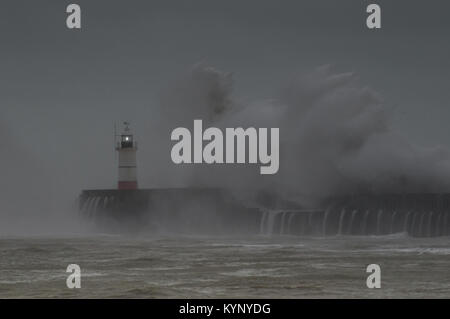 Newhaven, East Sussex, Großbritannien. Januar 2018. Starker Westwind, der die Wellen entlang der Südküste mit starken Regenschauern aufschlägt. Stockfoto