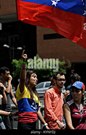 Caracas, Distrito Capital, Venezuela. 15 Apr, 2013. April 16, 2013. Anhänger von Henrique Capriles, fahren Sie mit den Protesten für die negativen Wahlergebnis, wo Nicolas Maduro war der Sieger. In der Innenstadt von Caracas, der Hauptstadt Venezuelas. Foto: Juan Carlos Hernandez Credit: Juan Carlos Hernandez/ZUMA Draht/Alamy leben Nachrichten Stockfoto