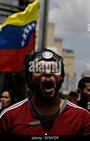 Caracas, Distrito Capital, Venezuela. 15 Apr, 2013. April 16, 2013. Anhänger von Henrique Capriles, fahren Sie mit den Protesten für die negativen Wahlergebnis, wo Nicolas Maduro war der Sieger. In der Innenstadt von Caracas, der Hauptstadt Venezuelas. Foto: Juan Carlos Hernandez Credit: Juan Carlos Hernandez/ZUMA Draht/Alamy leben Nachrichten Stockfoto