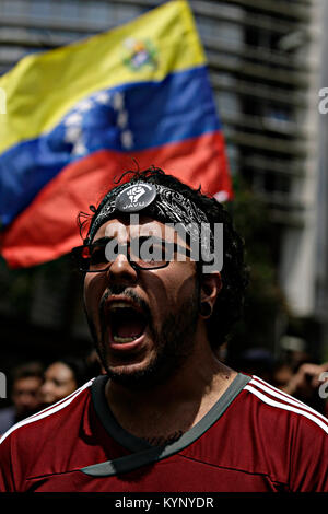 Caracas, Distrito Capital, Venezuela. 15 Apr, 2013. April 16, 2013. Anhänger von Henrique Capriles, fahren Sie mit den Protesten für die negativen Wahlergebnis, wo Nicolas Maduro war der Sieger. In der Innenstadt von Caracas, der Hauptstadt Venezuelas. Foto: Juan Carlos Hernandez Credit: Juan Carlos Hernandez/ZUMA Draht/Alamy leben Nachrichten Stockfoto