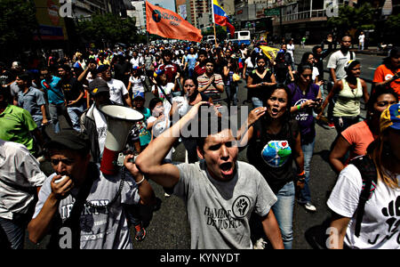 Caracas, Distrito Capital, Venezuela. 15 Apr, 2013. April 16, 2013. Anhänger von Henrique Capriles, fahren Sie mit den Protesten für die negativen Wahlergebnis, wo Nicolas Maduro war der Sieger. In der Innenstadt von Caracas, der Hauptstadt Venezuelas. Foto: Juan Carlos Hernandez Credit: Juan Carlos Hernandez/ZUMA Draht/Alamy leben Nachrichten Stockfoto