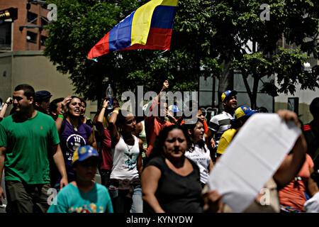 Caracas, Distrito Capital, Venezuela. 15 Apr, 2013. April 16, 2013. Anhänger von Henrique Capriles, fahren Sie mit den Protesten für die negativen Wahlergebnis, wo Nicolas Maduro war der Sieger. In der Innenstadt von Caracas, der Hauptstadt Venezuelas. Foto: Juan Carlos Hernandez Credit: Juan Carlos Hernandez/ZUMA Draht/Alamy leben Nachrichten Stockfoto