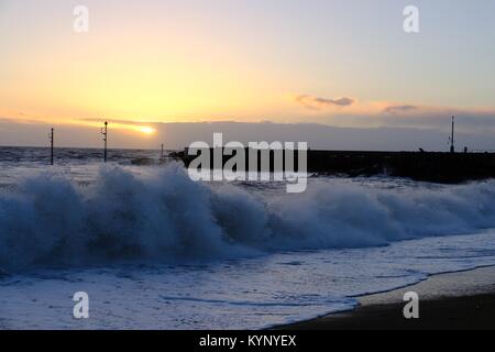 West Bay, Dorset, Großbritannien. 15 Jan, 2918. West Bay genießt einen herrlichen Sonnenuntergang als Met Office problem Warnungen vor Wind, Schnee und Eis in den nächsten 5 Tagen für das Vereinigte Königreich Credit: Tom Corban/Alamy leben Nachrichten Stockfoto