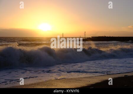 West Bay, Dorset, Großbritannien. 15 Jan, 2918. West Bay genießt einen herrlichen Sonnenuntergang als Met Office problem Warnungen vor Wind, Schnee und Eis in den nächsten 5 Tagen für das Vereinigte Königreich Credit: Tom Corban/Alamy leben Nachrichten Stockfoto