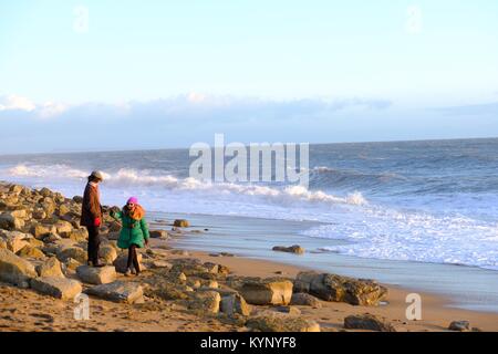 West Bay, Dorset, Großbritannien. 15 Jan, 2918. West Bay genießt einen herrlichen Sonnenuntergang als Met Office problem Warnungen vor Wind, Schnee und Eis in den nächsten 5 Tagen für das Vereinigte Königreich Credit: Tom Corban/Alamy leben Nachrichten Stockfoto