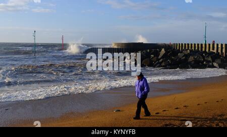West Bay, Dorset, Großbritannien. 15 Jan, 2918. West Bay genießt einen herrlichen Sonnenuntergang als Met Office problem Warnungen vor Wind, Schnee und Eis in den nächsten 5 Tagen für das Vereinigte Königreich Credit: Tom Corban/Alamy leben Nachrichten Stockfoto