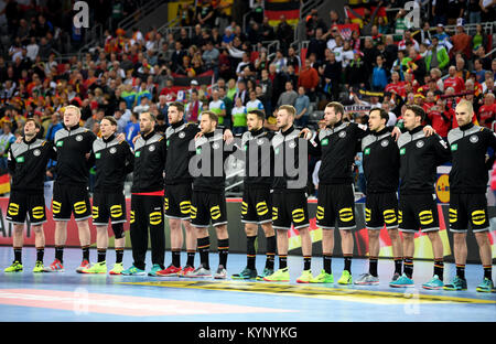 Die deutschen Spieler singen die Nationalhymne vor der Handball-EM Vorrunde Match zwischen Deutschland und Slowenien in der Arena in Zagreb, Kroatien, 15. Januar 2018. Foto: Monika Skolimowska/dpa-Zentralbild/dpa Stockfoto