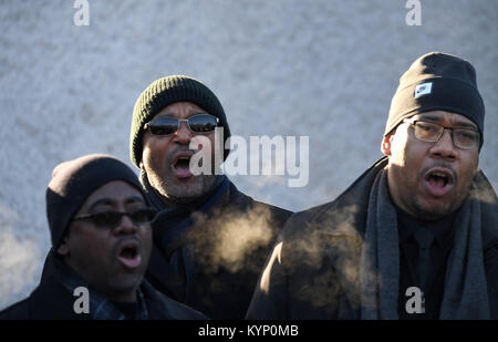 Washington, USA. 15 Jan, 2018. Menschen singen Lieder während einer Kranzniederlegung vor von Martin Luther King Jr. Memorial in Washington, DC, USA, Jan. 15, 2018. Verschiedene Aktivitäten werden am dritten Montag im Januar jedes Jahr in den Vereinigten Staaten hielt die bürgerlichen Rechte Führer Martin Luther King Jr., Jan. 15, 1929 geboren wurde und 1968 einem Attentat zum Opfer zu ehren. Credit: Yin Bogu/Xinhua/Alamy leben Nachrichten Stockfoto