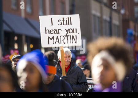 Atlanta, USA. 15 Jan, 2018. Tausende von Menschen in Atlanta für die jährliche MLK Day März, die das Leben von Dr. Martin Luther King Jr. 15 Jan, 2018 feiert gesammelt. Quelle: Steve Eberhardt/ZUMA Draht/Alamy leben Nachrichten Stockfoto