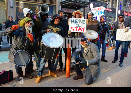 New York, USA. 15 Jan, 2018. Gruppe der haitianische Musiker bei der Rally spielen und Tanzen mit der Masse. Credit: Rachel Cauvin/Alamy leben Nachrichten Stockfoto