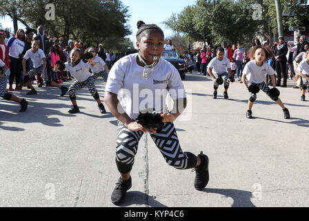 Houston, USA. 15 Jan, 2018. Tänzer während des Martin Luther King Grande Parade in Houston, Texas, USA, Jan. 15, 2018. Verschiedene Aktivitäten werden am dritten Montag im Januar jedes Jahr in den Vereinigten Staaten hielt die bürgerlichen Rechte Führer Martin Luther King Jr., Jan. 15, 1929 geboren wurde und 1968 einem Attentat zum Opfer zu ehren. Credit: Yi-Chin Lee/Xinhua/Alamy leben Nachrichten Stockfoto