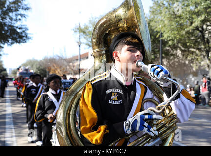 Houston, USA. 15 Jan, 2018. Marching Band Mitglieder während des Martin Luther King Grande Parade in Houston, Texas, USA, Jan. 15, 2018. Verschiedene Aktivitäten werden am dritten Montag im Januar jedes Jahr in den Vereinigten Staaten hielt die bürgerlichen Rechte Führer Martin Luther King Jr., Jan. 15, 1929 geboren wurde und 1968 einem Attentat zum Opfer zu ehren. Credit: Yi-Chin Lee/Xinhua/Alamy leben Nachrichten Stockfoto