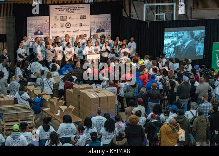 Philadelphia, Pennsylvania, USA. 15 Jan, 2018. Philadelphia Bezirksstaatsanwalt, Larry Krasner, Adressen Freiwillige bei den jährlichen Tag der Service in Dr. Martin Luther King Jr.'s Ehre. 15. Januar 2018. Quelle: Christopher Evens/Alamy leben Nachrichten Stockfoto