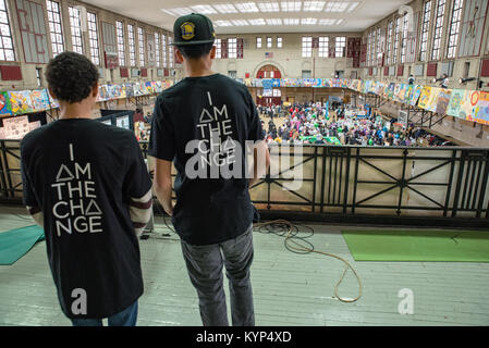 Philadelphia, Pennsylvania, USA. 15 Jan, 2018. David Baker, 17, von Philadelphia und Najeih Giles, 14, von Willow Grove, beobachten Sie die Hunderte von Menschen in den Girard College gymansium während der jährlichen Tag der Service. 15. Januar 2018. Quelle: Christopher Evens/Alamy leben Nachrichten Stockfoto