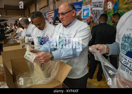 Philadelphia, Pennsylvania, USA. 15 Jan, 2018. Würdenträger teilnehmen, bei der Betreuung von Paketen während des MLK Day jährlichen Tag der Service. 15. Januar 2018. Quelle: Christopher Evens/Alamy leben Nachrichten Stockfoto