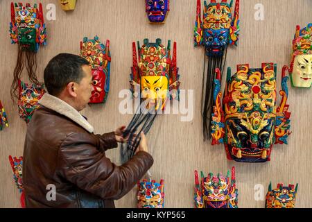 Anshun, Chinas Provinz Guizhou. 15 Jan, 2018. Dorfbewohner Qin Fazhong zeigt Gesichtsmasken von Dixi, ein lokaler folk Oper in Anshun, Südwesten Chinas Provinz Guizhou, Jan. 15, 2018. Die Dixi Opera ist einer der nationalen immateriellen kulturellen Erbes. Die von seinen hölzernen Gesichtsmaske ist fein und kompliziert. Credit: Lu Wei/Xinhua/Alamy leben Nachrichten Stockfoto