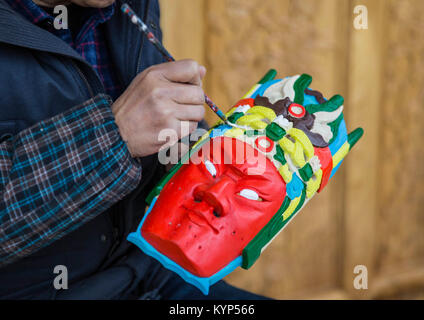 Anshun, Chinas Provinz Guizhou. 15 Jan, 2018. Dorfbewohner Qin Fazhong Farben eine Gesichtsmaske von Dixi, ein lokaler folk Oper in Anshun, Südwesten Chinas Provinz Guizhou, Jan. 15, 2018. Die Dixi Opera ist einer der nationalen immateriellen kulturellen Erbes. Die von seinen hölzernen Gesichtsmaske ist fein und kompliziert. Credit: Chen Xi/Xinhua/Alamy leben Nachrichten Stockfoto