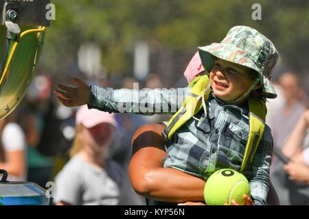 Melbourne, Australien. 16 Jan, 2018. Lüfter kühlen sich vor einem wassernebel an Tag zwei des Australian Open 2018 Grand Slam Tennis Turnier in Melbourne, Australien. Credit: Cal Sport Media/Alamy leben Nachrichten Stockfoto