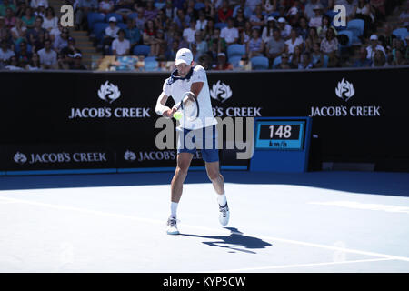 Melbourne, Australien. 16 Jan, 2018. Serbischen Tennisspieler Novak Djokovic ist in Aktion während seiner 1. Runde der Australian Open gegen amerikanische Tennisspieler Donald Young am Jan 16, 2018 Credit: Yan Lerval/Alamy leben Nachrichten Stockfoto