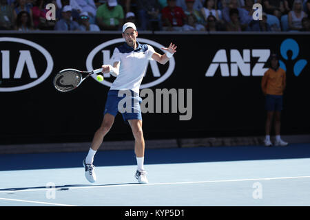 Melbourne, Australien. 16 Jan, 2018. Serbischen Tennisspieler Novak Djokovic ist in Aktion während seiner 1. Runde der Australian Open gegen amerikanische Tennisspieler Donald Young am Jan 16, 2018 Credit: Yan Lerval/Alamy leben Nachrichten Stockfoto