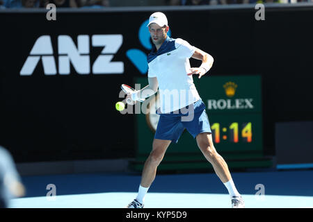 Melbourne, Australien. 16 Jan, 2018. Serbischen Tennisspieler Novak Djokovic ist in Aktion während seiner 1. Runde der Australian Open gegen amerikanische Tennisspieler Donald Young am Jan 16, 2018 Credit: Yan Lerval/Alamy leben Nachrichten Stockfoto