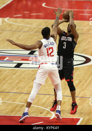 Los Angeles, CA, USA. 15 Jan, 2018. Houston Rockets guard Chris Paul (3) Shooting über LA Clippers guard Tyrone Wallace (12) Während die Houston Rockets vs Los Angeles Clippers at Staples Center und am 15. Januar 2018. (Foto durch Jevone Moore/Cal Sport Media) Credit: Csm/Alamy leben Nachrichten Stockfoto