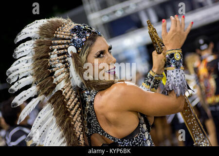 Sao Paulo, Sao Paulo, Brasilien. 14 Jan, 2018. Königin der Sambaschule Gavioes da fiel, TATI MINERATO, an der Generalprobe für die bevorstehende Sao Paulo Karneval 2018, am Anhembi Sambadrome. Die Paraden werden am 09. und 10. Februar statt. Credit: Paulo Lopes/ZUMA Draht/Alamy leben Nachrichten Stockfoto