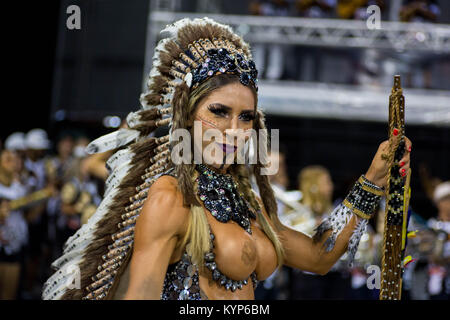 Sao Paulo, Sao Paulo, Brasilien. 14 Jan, 2018. Königin der Sambaschule Gavioes da fiel, TATI MINERATO, an der Generalprobe für die bevorstehende Sao Paulo Karneval 2018, am Anhembi Sambadrome. Die Paraden werden am 09. und 10. Februar statt. Credit: Paulo Lopes/ZUMA Draht/Alamy leben Nachrichten Stockfoto