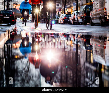 Frankfurt am Main, Deutschland. 16 Jan, 2018. Passant spiegeln im Großen Regen in der inneren Stadt Frankfurt Pfützen am Main, Deutschland, 16. Januar 2018. Foto: Frank Rumpenhorst/dpa/Alamy leben Nachrichten Stockfoto