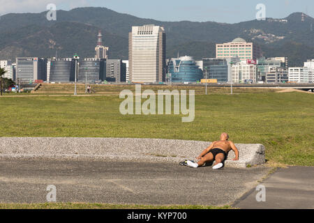 Taipei, Taiwan, 16. Jan. 2018: Ein Jogger nutzt das warme Winterwetter in Taipeh zu beginnen mit dem Aufbau einer Tan am 31.01.16, da die Temperaturen in der Stadt 26,6 Grad Celsius erreicht. Credit: Perry Svensson/Alamy leben Nachrichten Stockfoto