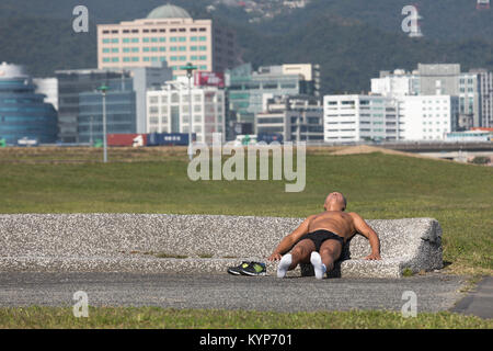 Taipei, Taiwan, 16. Jan. 2018: Ein Jogger nutzt das warme Winterwetter in Taipeh zu beginnen mit dem Aufbau einer Tan am 31.01.16, da die Temperaturen in der Stadt 26,6 Grad Celsius erreicht. Credit: Perry Svensson/Alamy leben Nachrichten Stockfoto