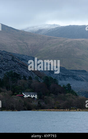 Llanberis, Gwynedd, Wales, UK. 16 Jan, 2018. Blick über Llyn Padarn an einem kalten und windigen Morgen in Llanberis in Gwynedd nach fiel Schnee auf den Gipfeln in Snowdonia letzte Nacht. Credit: Graham M. Lawrence/Alamy leben Nachrichten Stockfoto