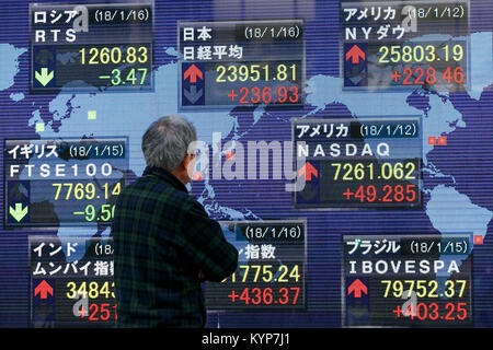 Tokio, Japan. 16 Jan, 2018. Ein Mann sieht ein elektronisches Zeichen, der anzeigt, Japan's Nikkei Bestand Durchschnitt, die auf den höchsten Stand seit November 1991 Während des Handels am Januar 16, 2018, Tokyo, Japan. Der Nikkei 225 Stock Durchschnittliche geschlossen 236.93 Punkte auf 23,951.81. Credit: Rodrigo Reyes Marin/LBA/Alamy leben Nachrichten Stockfoto