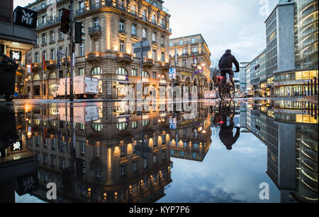 Frankfurt am Main, Deutschland. 16 Jan, 2018. Passant spiegeln im Großen Regen in der inneren Stadt Frankfurt Pfützen am Main, Deutschland, 16. Januar 2018. Foto: Frank Rumpenhorst/dpa/Alamy leben Nachrichten Stockfoto