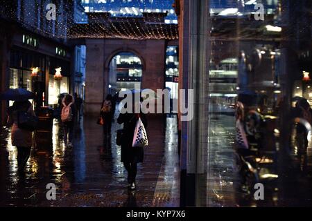 Glasgow, UK. 16 Jan, 2018. UK Wetter. Menschen Rubrik Glasgow City Centre in der eisigen Kälte und Schneeregen Kredit zu arbeiten: Tony Clerkson/Alamy leben Nachrichten Stockfoto