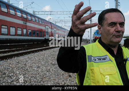 Modiin Maccabim Reut, Israel. 16. Januar, 2018. Der israelische Minister für Verkehr, ISRAEL KATZ, nimmt in einem Testlauf der neuen Tel Aviv Jerusalem Schnellzug. Katz versprochenen ersten Zug wird kommerziell betrieben vor Ostern Festival Ende März 2018; "Wir machen es möglich, für viele Juden nach Jerusalem" zu reisen. Der Tel Aviv Jerusalem rail Projekt, bei 7 Milliarden NIS geschätzt werden Reisen mit der Bahn Dauer von 78 Minuten auf der alten Linie durch die Osmanen bis 28 Minuten gebaut. Credit: Nir Alon/Alamy leben Nachrichten Stockfoto