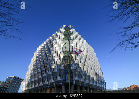 London, Großbritannien. 16 Jan, 2018. Die neue Vereinigte Staaten Botschaft diplomatische Mission öffnet offiziell nach dem Umzug aus der alten Seite in Mayfair zu neun Elms in London. Der neue Cube-förmiges Gebäude mit schimmernden Segel aus Kunststoff wurde von amerikanischen Philadelphia entworfen, Architekt Kieran Timberlake an Kosten £ 750 Millionen. Die neue Botschaft offiziell von Präsident Donald Trump, der seit seinem Staatsbesuch in Großbritannien Quelle: Amer ghazzal/Alamy Live News abgesagt hat geöffnet werden Stockfoto