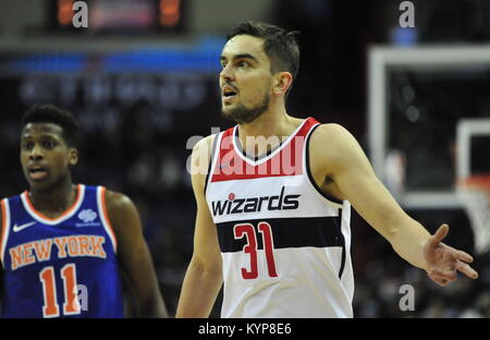 Washington, United States. 04 Jan, 2018. Frank Ntilikina (NY), links, und Tomas Satoransky (Washington) in Aktion während der NBA-Spiel der Washington Wizards vs New York Knicks in Washington, USA, am 4. Januar 2018. Quelle: David Svab/CTK Photo/Alamy leben Nachrichten Stockfoto