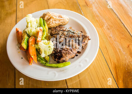 Flank Steak mit Gemüse und gebackene Kartoffel Stockfoto