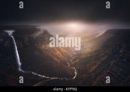 Nervion Fluss Quelle und Wasserfall in Monte de Santiago Stockfoto