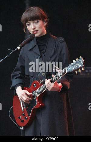 Die Englische indie folk band Tochter führt ein Live Konzert in der norwegischen Musik Festival Øyafestivalen 2016 in Oslo. Hier Sänger und Musiker Elena Tonra ist live auf der Bühne gesehen. Norwegen, 12/08 2016. Stockfoto