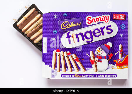 Box limited edition Cadbury Snowy Finger - frische Kekse zum Teil in weißer Schokolade und Milch Schokolade mit "Öffnen Inhalt zu zeigen abgedeckt Stockfoto