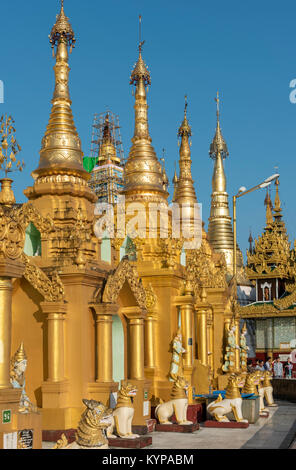 Goldene Stupas, Shwedagon Pagode, Yangon, Myanmar (Birma) Stockfoto