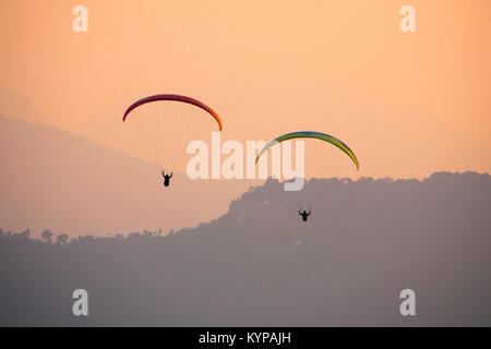 Paragliding bei Sonnenuntergang in Pokhara, Nepal Stockfoto