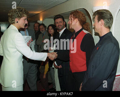 Die Prinzessin von Wales, Schirmherr der National Aids Trust, schüttelt Hände mit Pop superstar Mick Hucknall, backstage bei Wembley Arena vor dem Konzert der Hoffnung Welt-AIDS-Tag zu markieren. Auch dargestellt Neben Hucknall sind David Bowie (r) und George Michael (l). Stockfoto