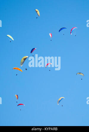 Gleitschirme Kreis in warmen thermischen Luft bei Sarankot. Paragliding über Pokhara, Nepal Stockfoto