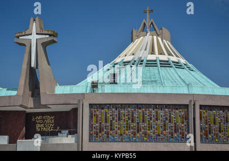 Mexiko City, Mexiko - 19. Juni 2013: Moderne Basilika Unserer Maria von Guadalupe (1974). Die Basilika ist eine der wichtigsten Pilgerstätten der Catholicis Stockfoto